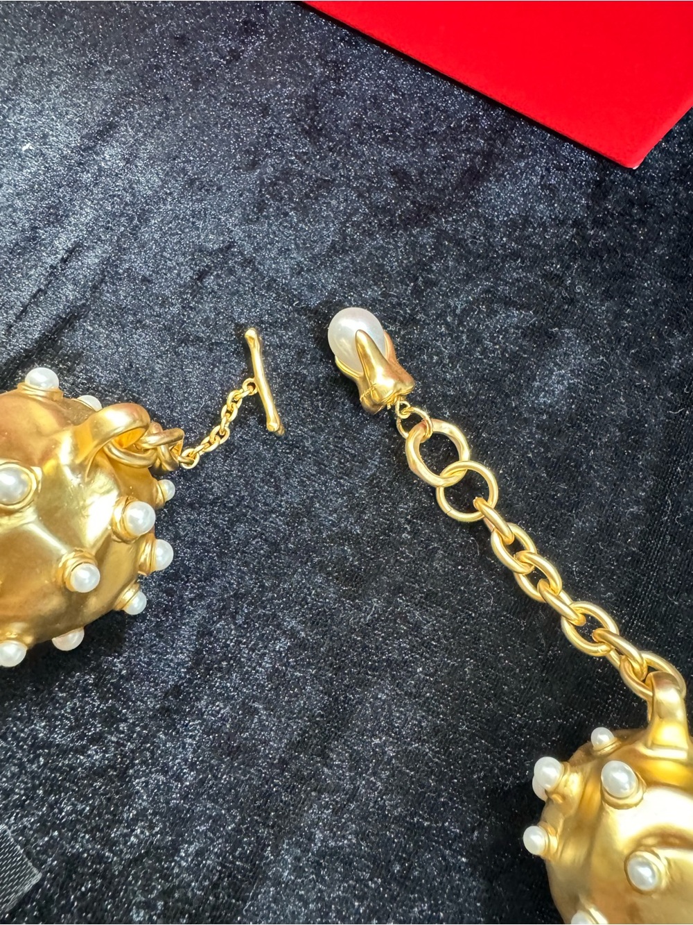 Schiaparelli insp Gold and Pearl Statement Necklace & Earring & Ring Set - Picture 14 of 16